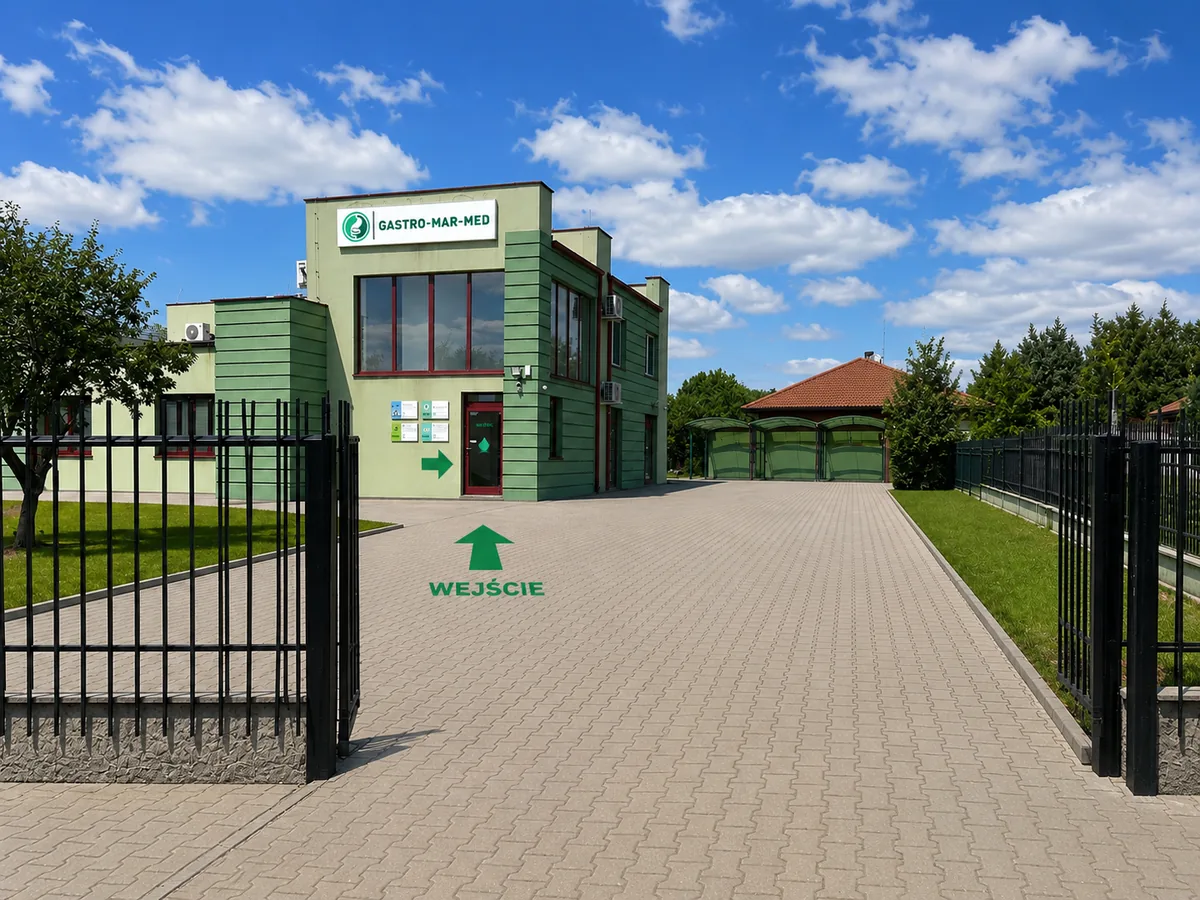 Wjazd i wejście do GASTRO-MAR-MED przy ul. Opiesińskiej 14 w Zduńskiej Woli